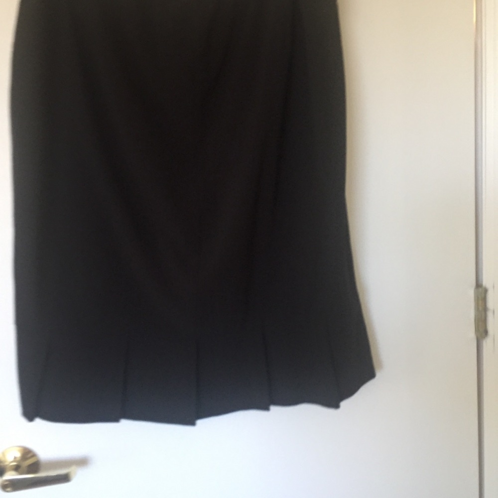 This is very nice linen skirt good Condition